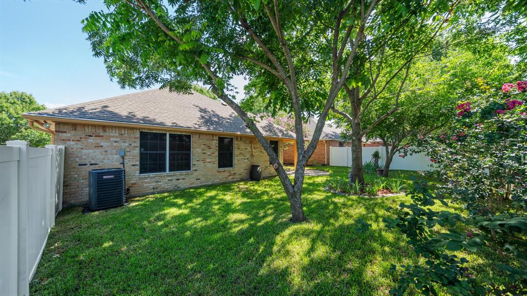 111 Sunglow Loop Red Oak, TX 75154 - Photo 5 of 25 a front view of a house with garden