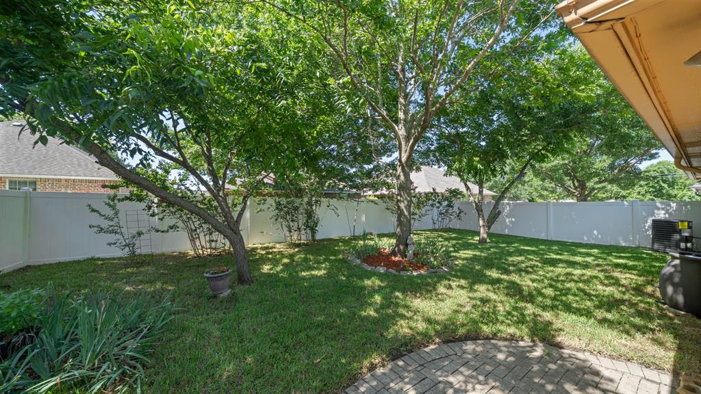 111 Sunglow Loop Red Oak, TX 75154 - Photo 6 of 25 a backyard of a house with lots of green space