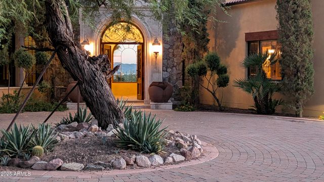 a view of a livingroom with furniture window and outdoor view