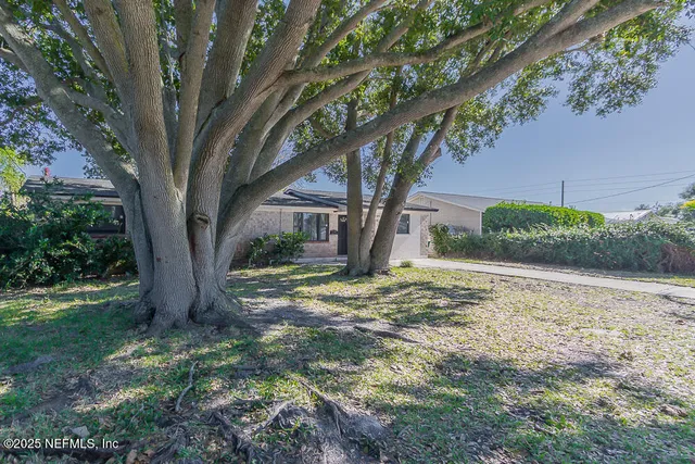 a view of a house with a yard
