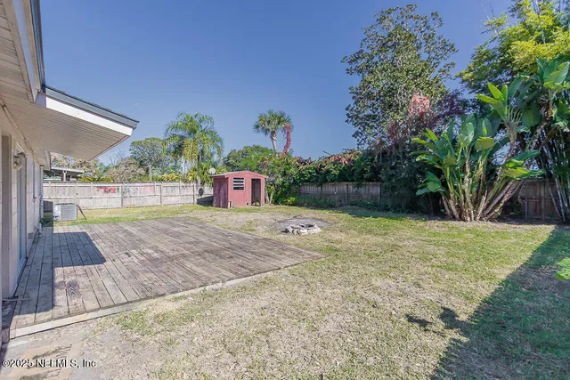 a view of a backyard