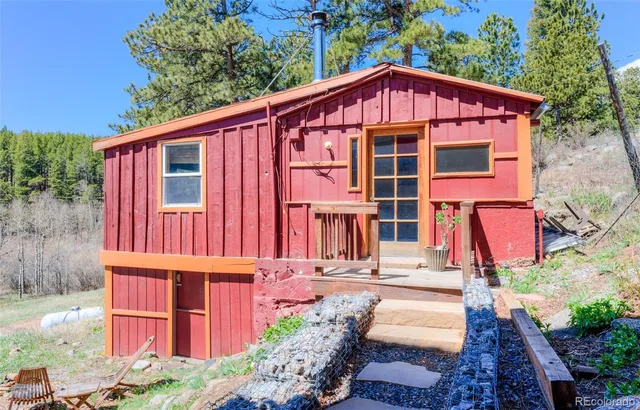 a view of livingroom with furniture