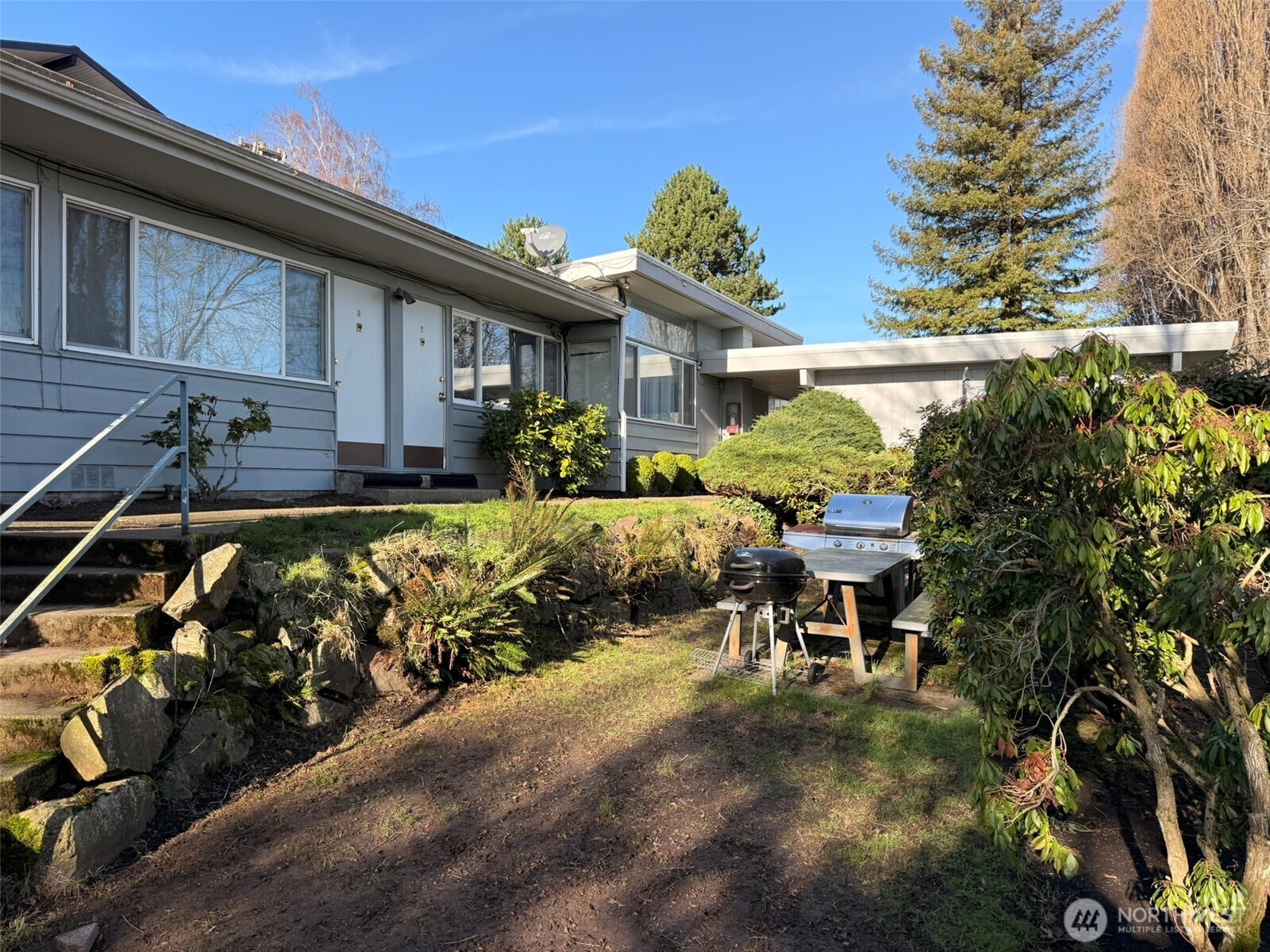 2109 West Raye Street Seattle, WA 98199 - Photo 4 of 9 a view of a chairs and table in a patio