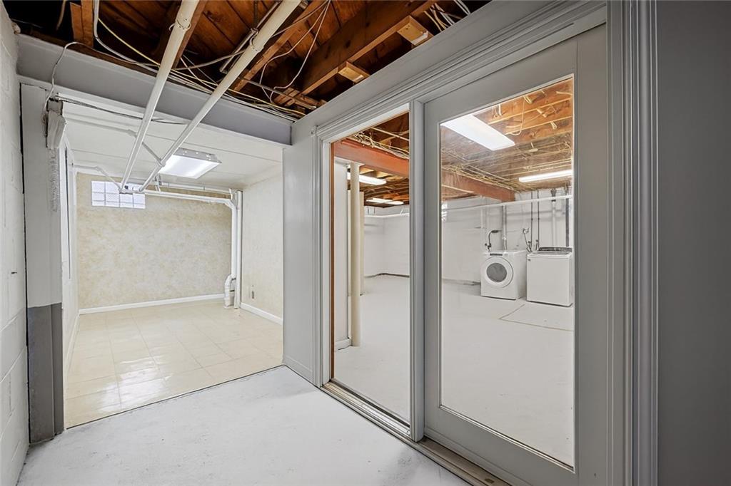991 Forsythe Road Carnegie, PA 15106 - Photo 33 of 49 a view of walk in closet with window