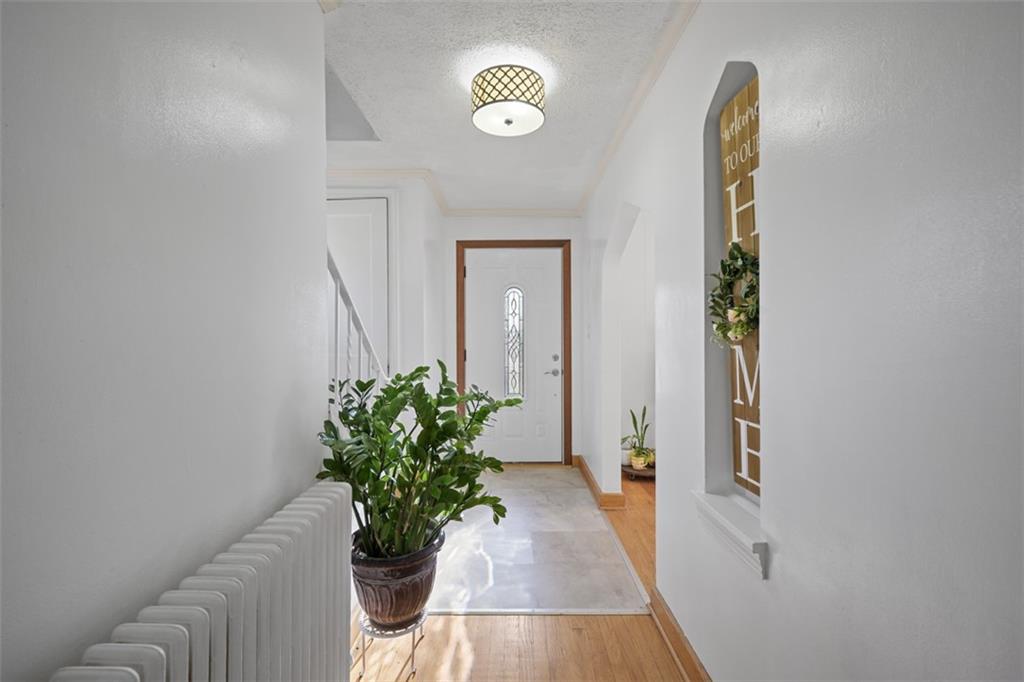 991 Forsythe Road Carnegie, PA 15106 - Photo 4 of 49 a view of a entryway