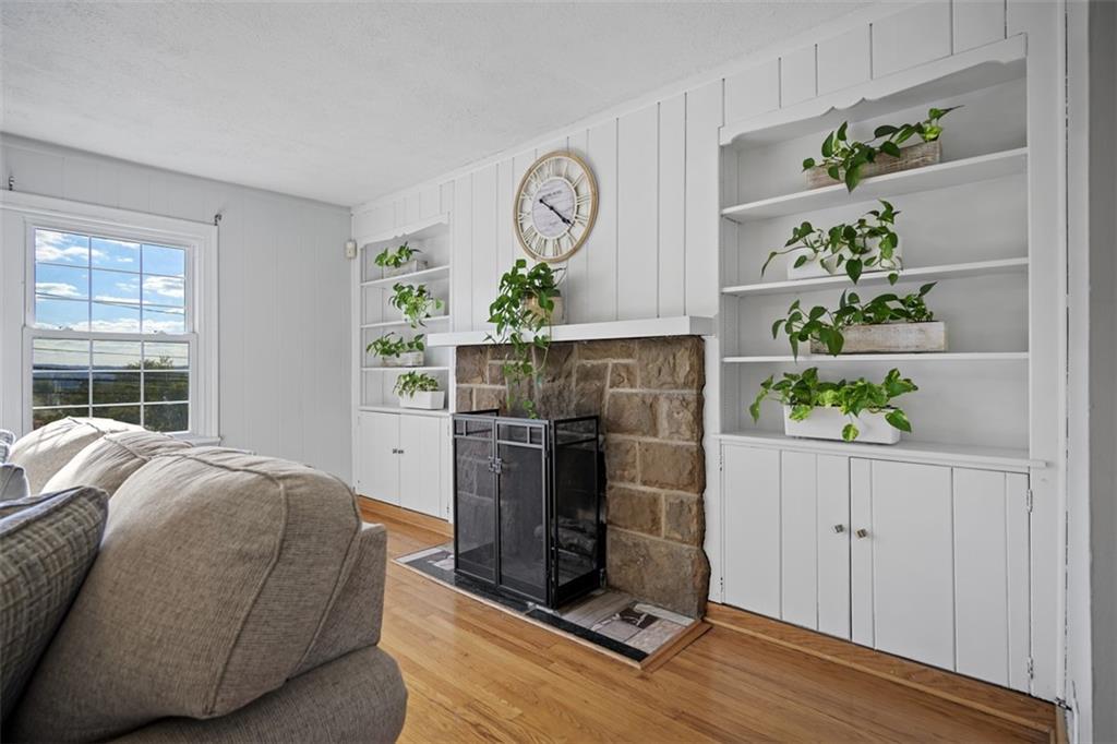 991 Forsythe Road Carnegie, PA 15106 - Photo 9 of 49 a living room with a bed furniture and a window