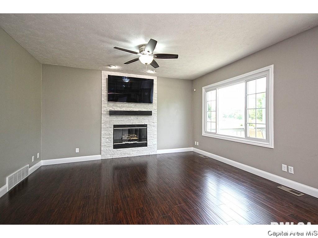 209 Bristol Road Chatham, IL 62629 - Photo 3 of 36 Gallery Image 3