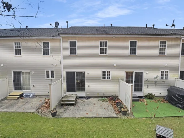 a view of a house with backyard