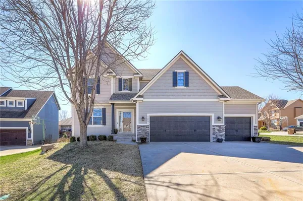 $550,000 | 1305 Ashdown Circle, Raymore, MO 64083