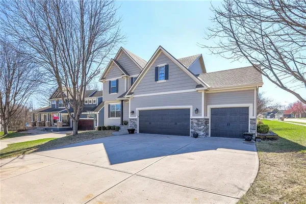 $550,000 | 1305 Ashdown Circle, Raymore, MO 64083