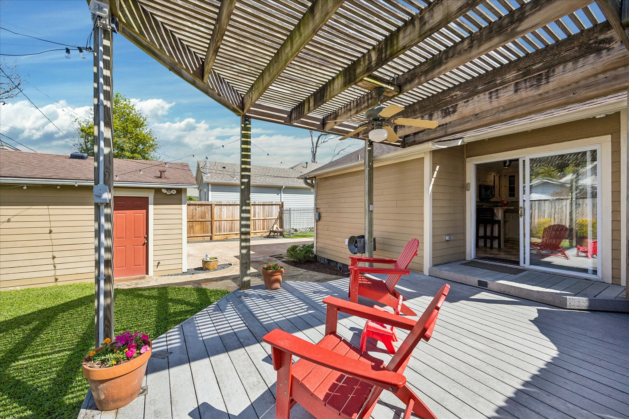 919 Key Street Houston, TX 77009 - Photo 23 of 39 Large wooden deck in backyard is covered with a terrace, and offers plenty of built-in seating and counter space.