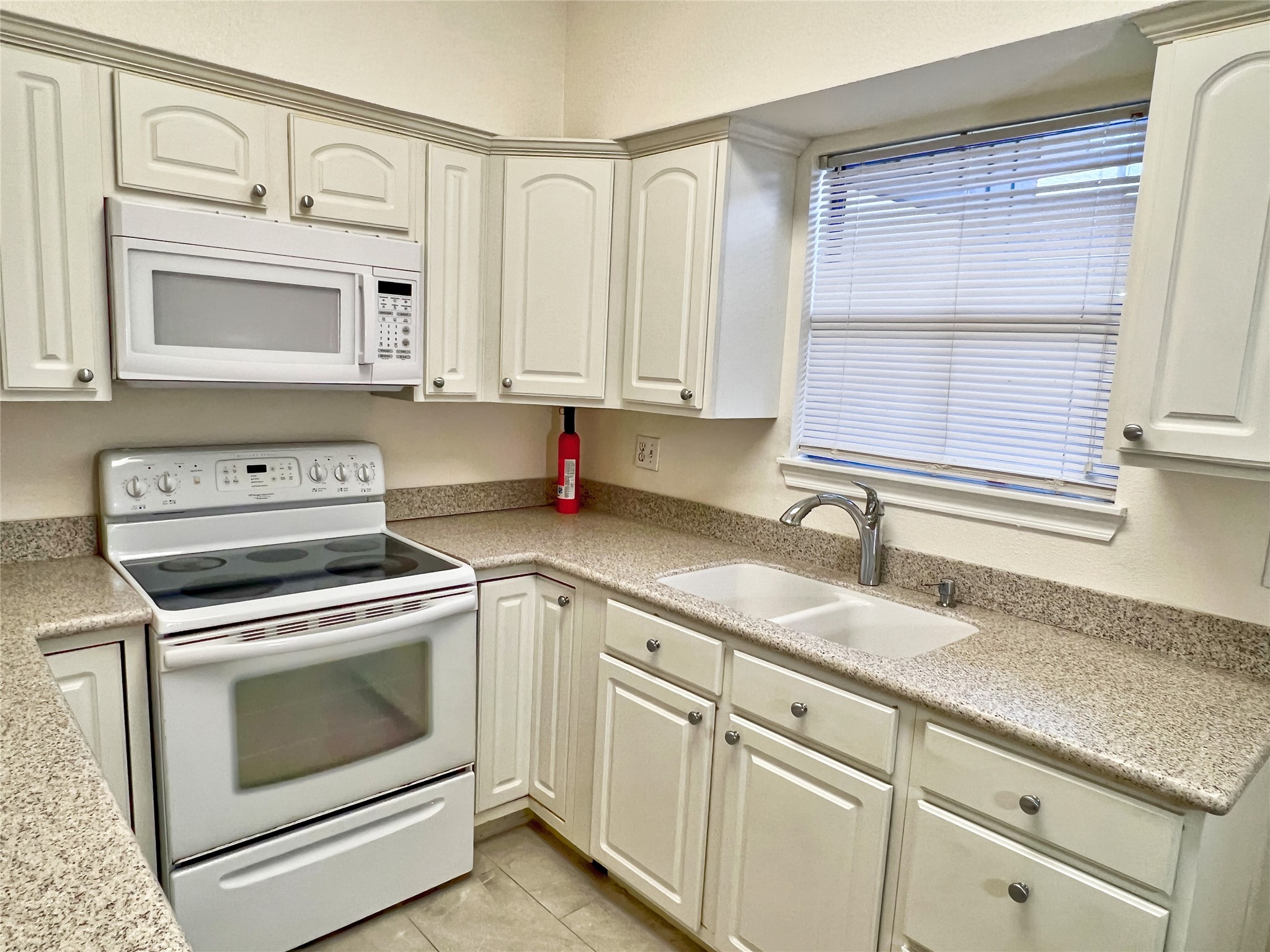 3130 Walnut Bend Lane, Unit 409 Houston, TX 77042 - Photo 10 of 30 KITCHEN OVERLOOKING PATIO