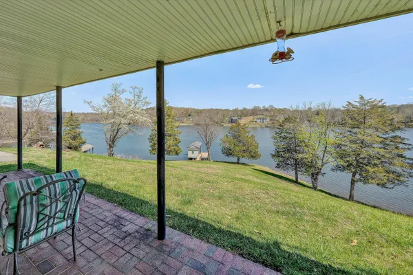 a view of a back yard