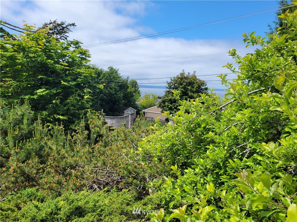 17611 Talbot Road Edmonds, WA 98026 - Photo 2 of 14 Gallery Image 2