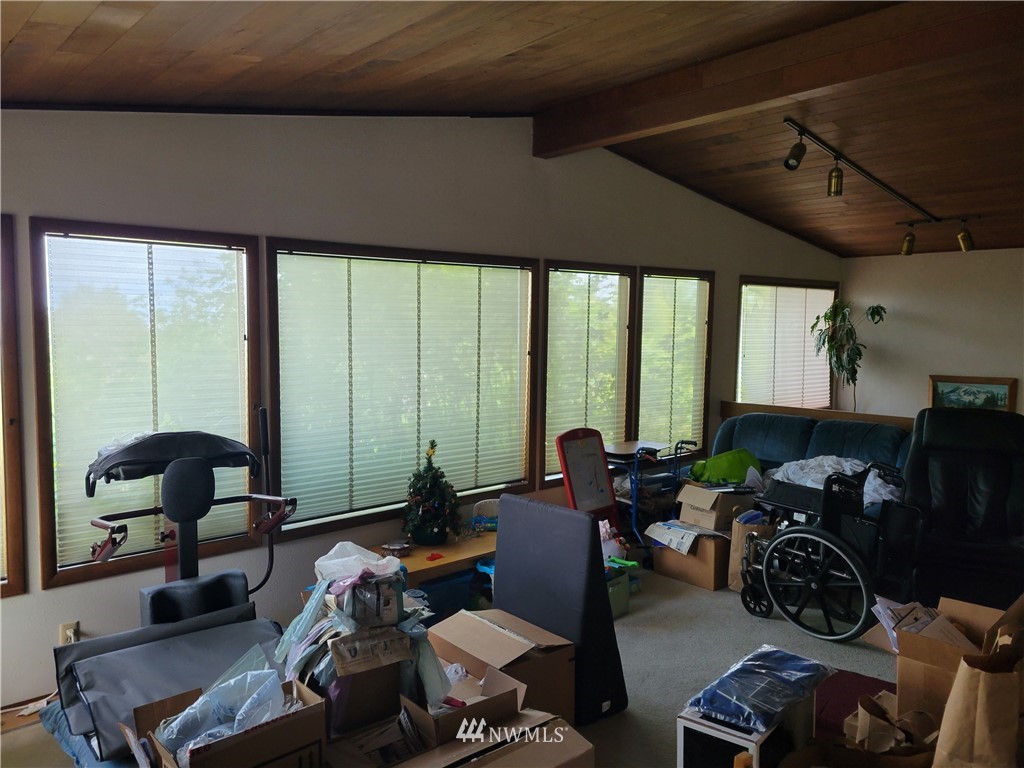 17611 Talbot Road Edmonds, WA 98026 - Photo 5 of 14 Gallery Image 5