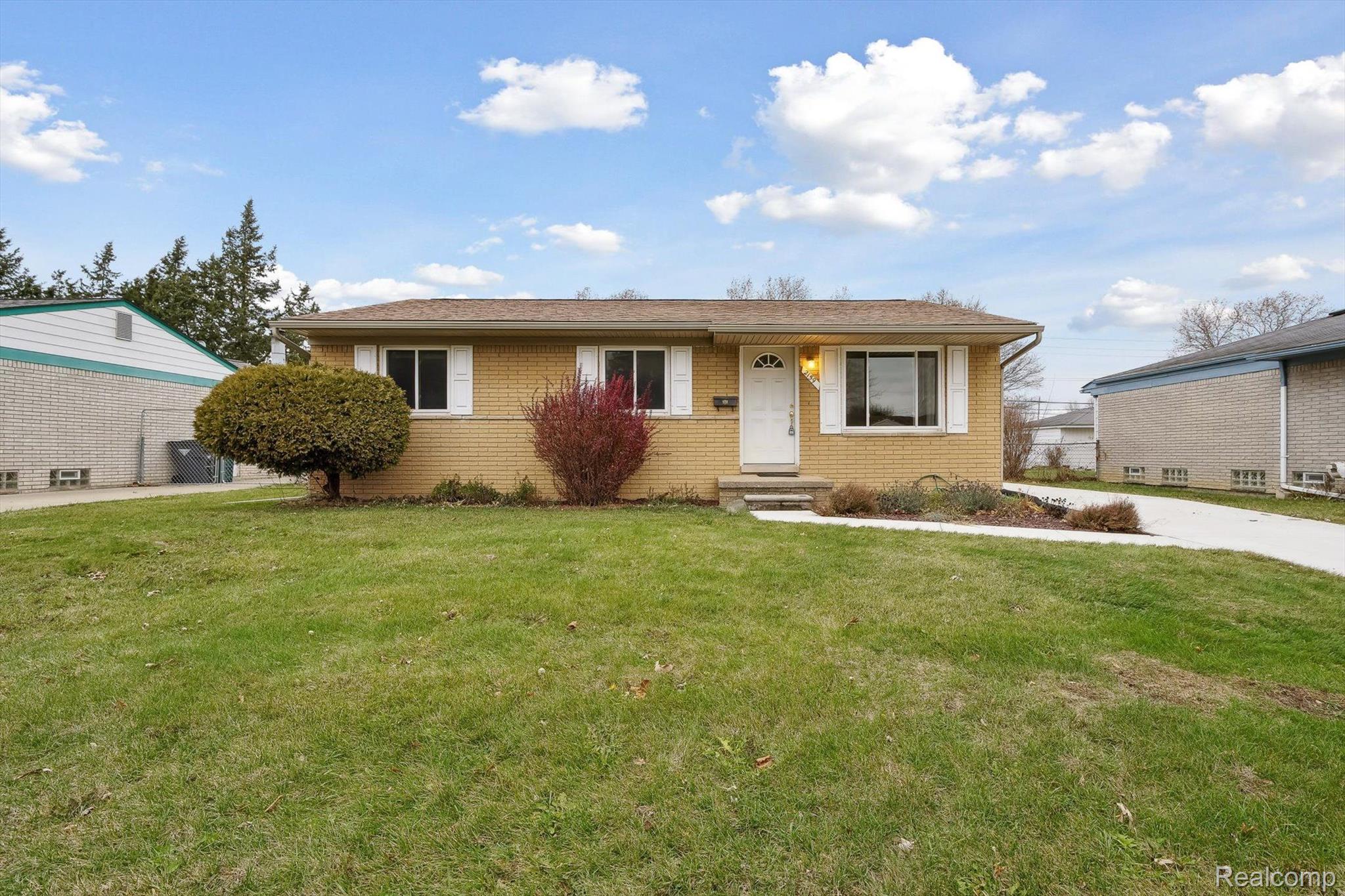 2159 Garry Drive Troy, MI 48083 - Photo 1 of 36 2159 Garry - Realtor Barbara Chick