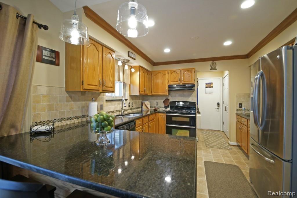 236 North Willard Road Canton, MI 48187 - Photo 4 of 20 UPDATED GRANITE KICHTEN