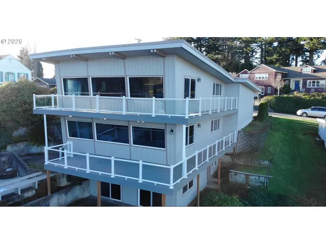 a black and white photo of a building