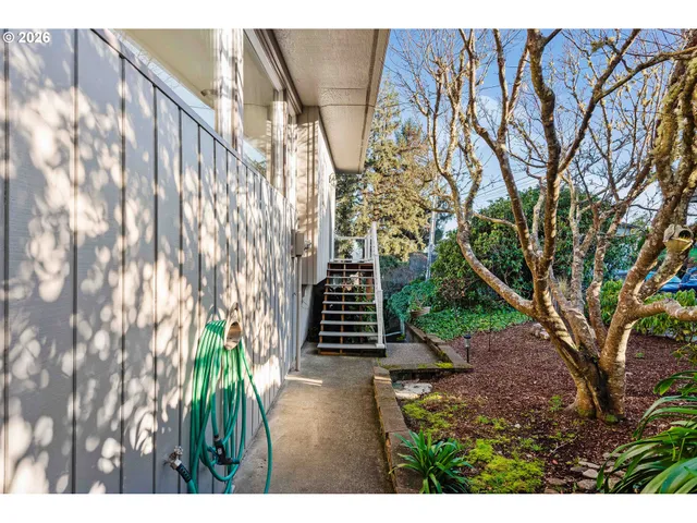 a view of entryway with garden