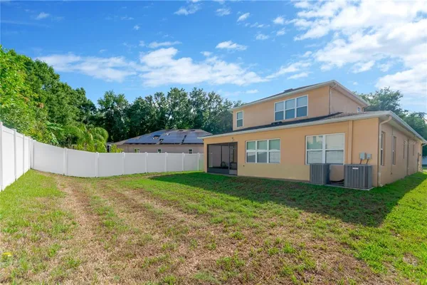 a view of a house with backyard and garden
