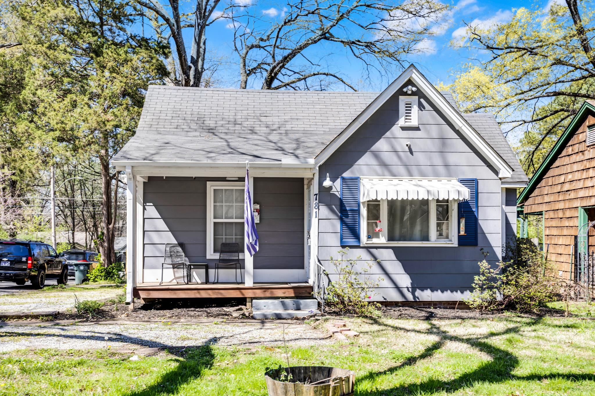 a view of a house with yard