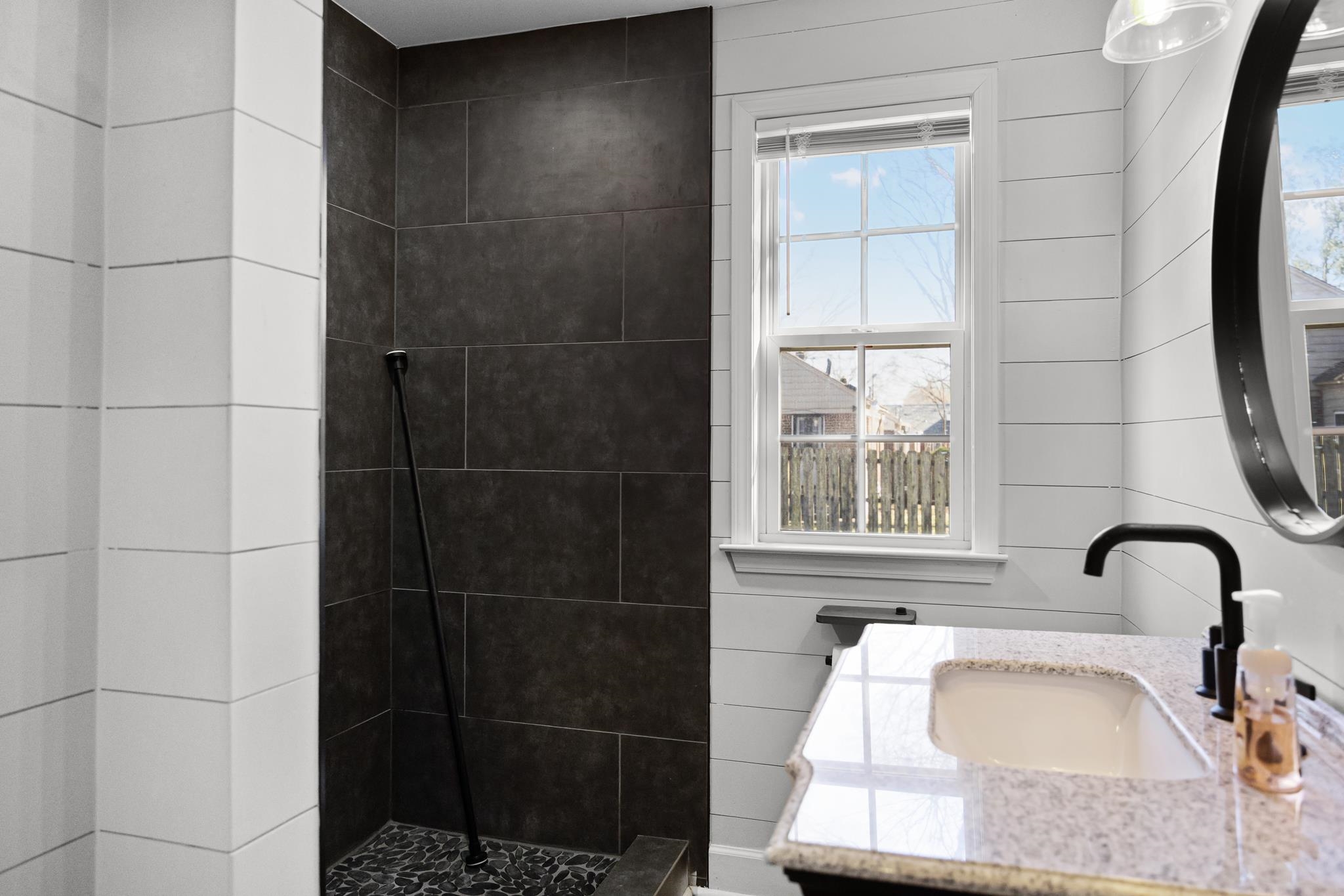 781 South Graham Street Memphis, TN 38111 - Photo 17 of 39 a bathroom with a bathtub and window