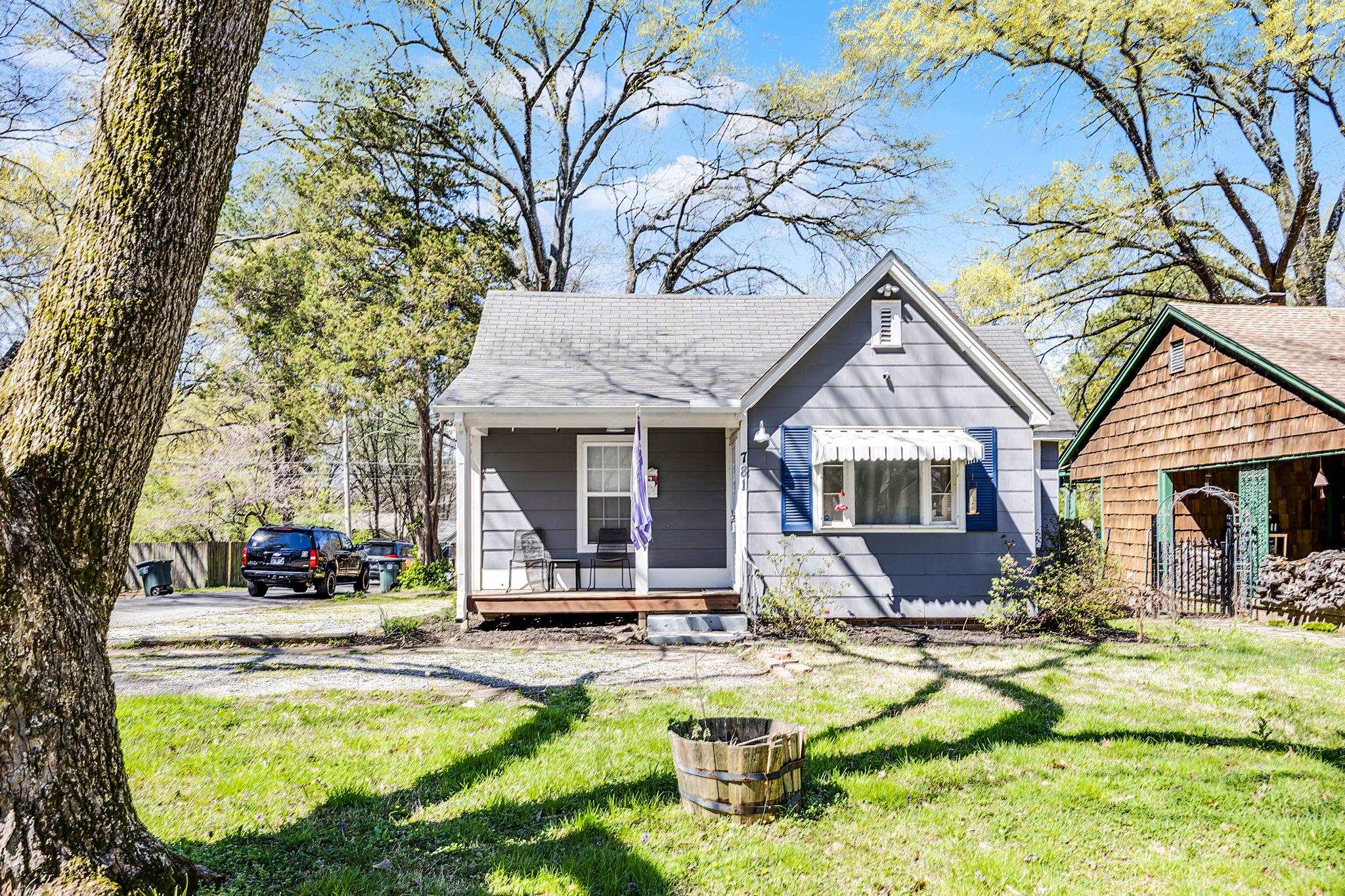 781 South Graham Street Memphis, TN 38111 - Photo 2 of 39 a view of a house with swimming pool and sitting area