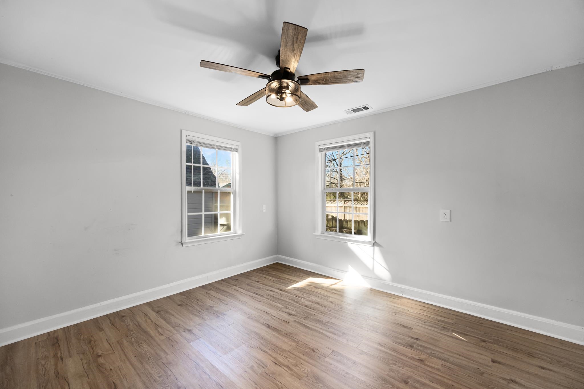 781 South Graham Street Memphis, TN 38111 - Photo 29 of 39 wooden floor in an empty room with a window