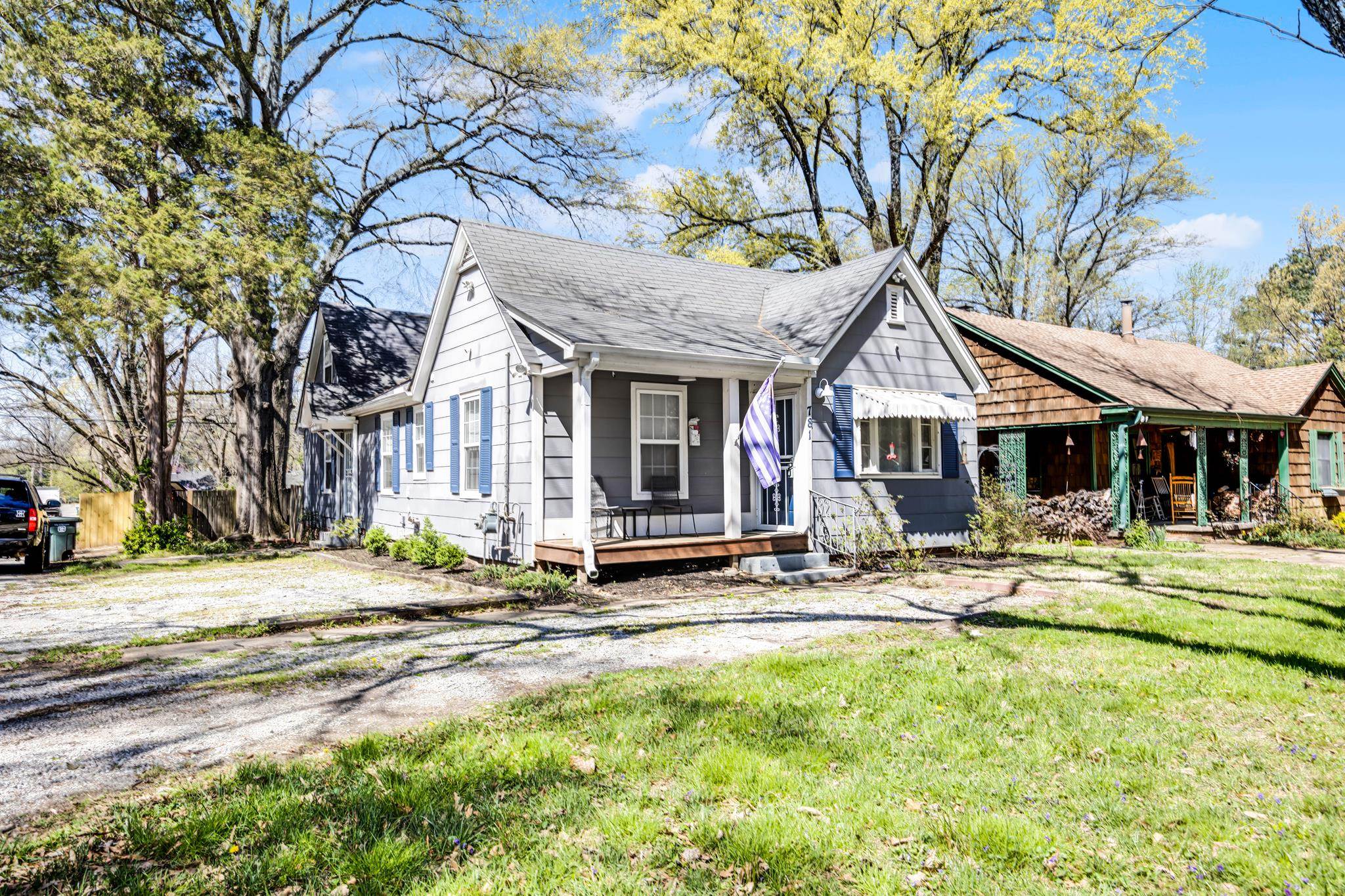 781 South Graham Street Memphis, TN 38111 - Photo 3 of 39 a view of a house with garden and sitting area