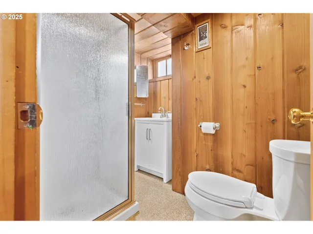 a picture of a bathroom