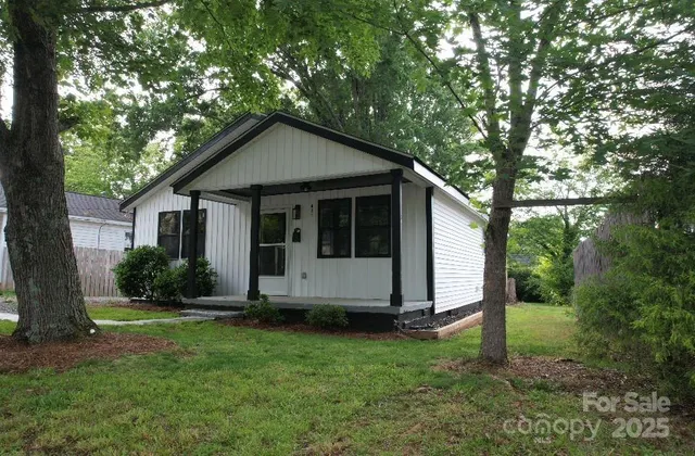 a view of a house with backyard