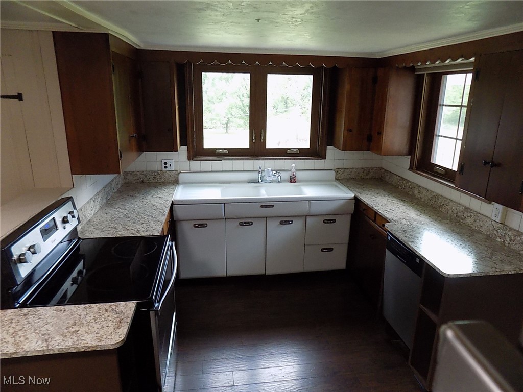 14174 Drake Road Strongsville, OH 44136 - Photo 12 of 46 Kitchen, Stove and Dishwasher
