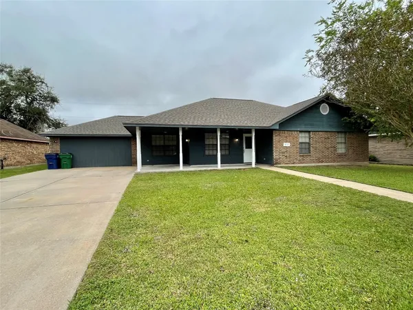 $2,300 | 809 Manor Drive, Angleton, TX 77515