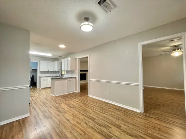 $2,300 | 809 Manor Drive, Angleton, TX 77515