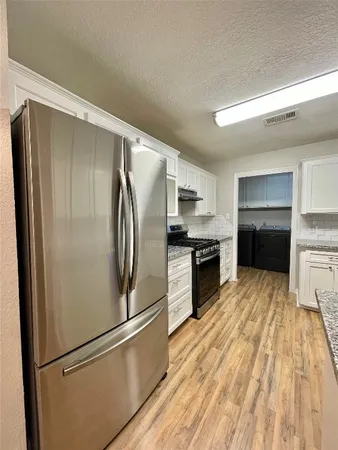 $2,300 | 809 Manor Drive, Angleton, TX 77515