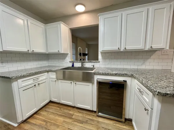 $2,300 | 809 Manor Drive, Angleton, TX 77515