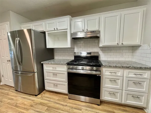 $2,300 | 809 Manor Drive, Angleton, TX 77515
