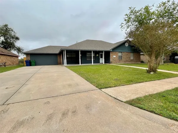 $2,300 | 809 Manor Drive, Angleton, TX 77515