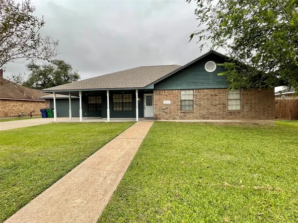 $2,300 | 809 Manor Drive, Angleton, TX 77515