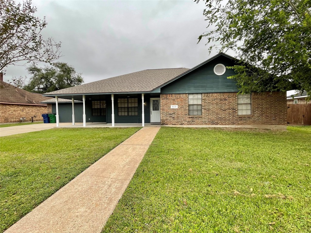 809 Manor Drive Angleton, TX 77515 - Photo 3 of 41