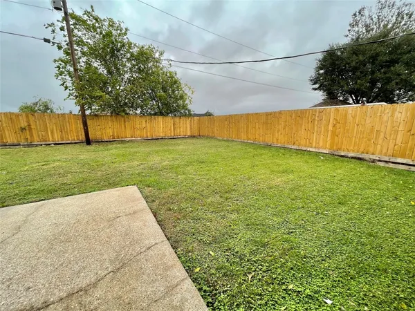 $2,300 | 809 Manor Drive, Angleton, TX 77515