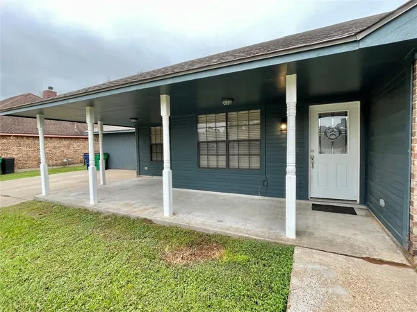 $2,300 | 809 Manor Drive, Angleton, TX 77515