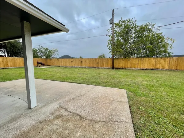 $2,300 | 809 Manor Drive, Angleton, TX 77515