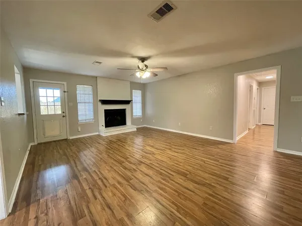 $2,300 | 809 Manor Drive, Angleton, TX 77515