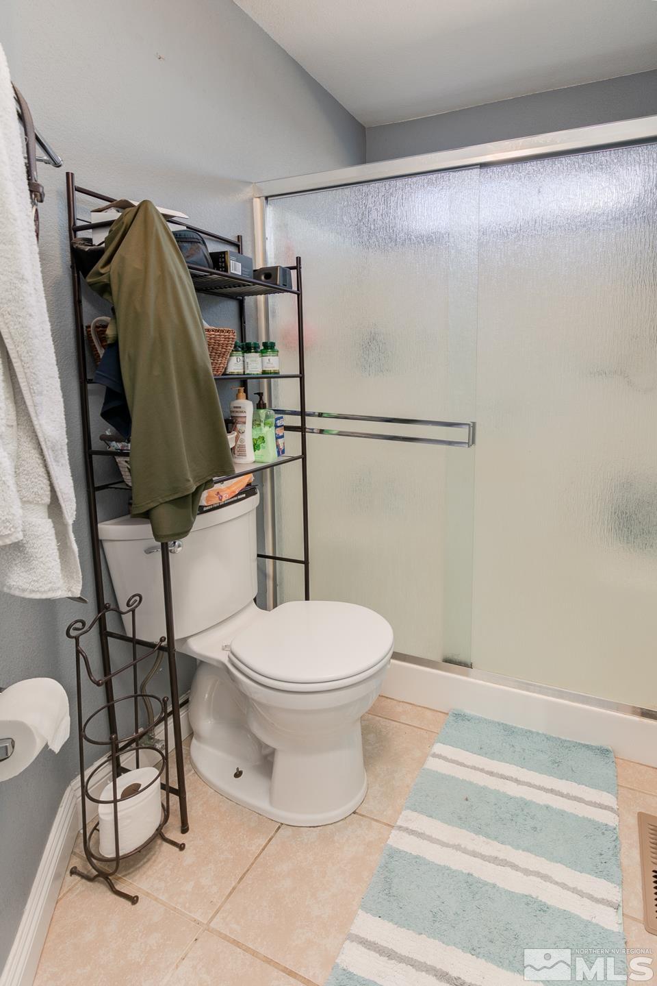 437 Rio Vista Drive Fallon, NV 89406 - Photo 13 of 24 a bathroom with a toilet and a shower