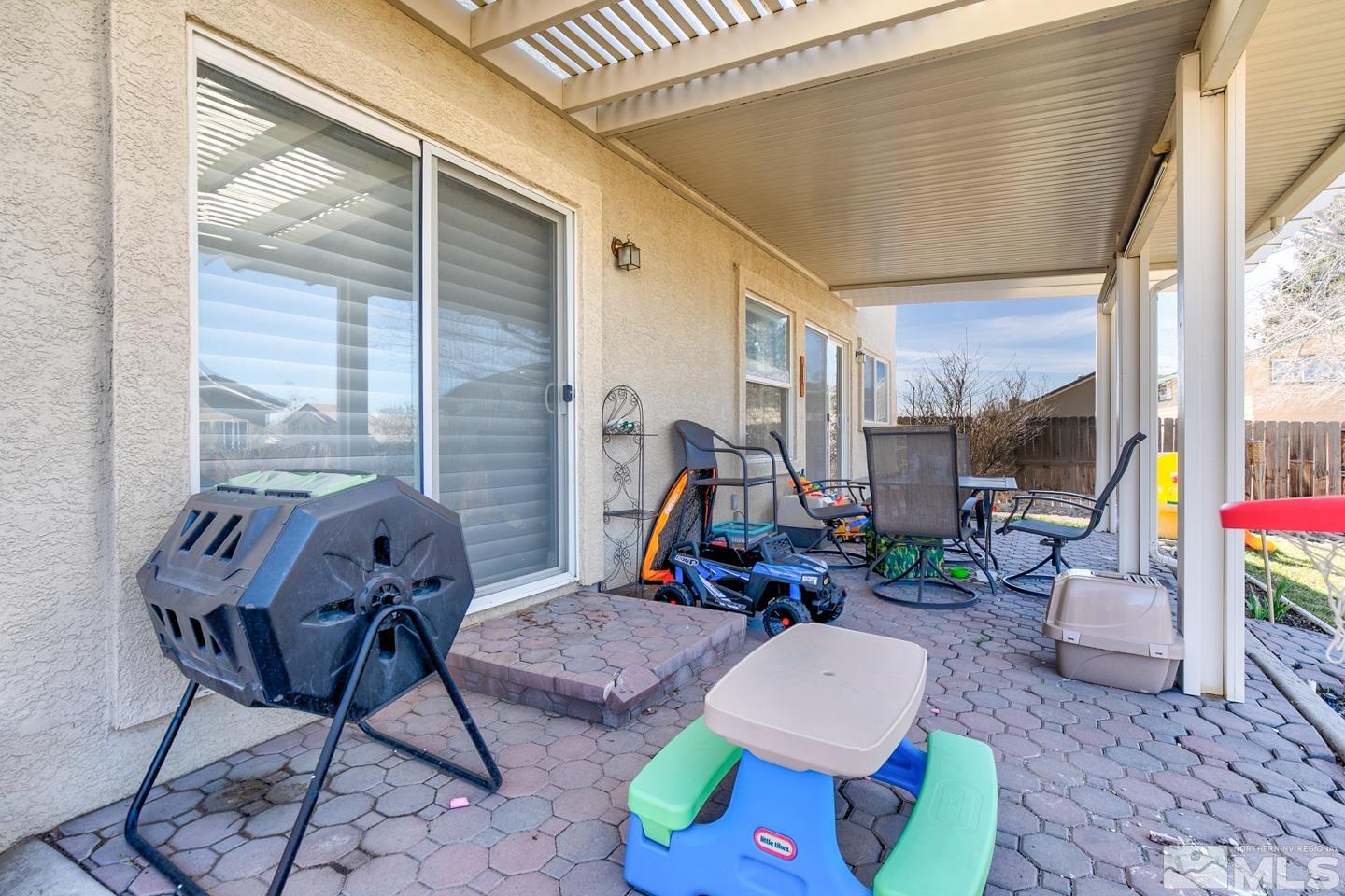 437 Rio Vista Drive Fallon, NV 89406 - Photo 21 of 24 a living room filled with furniture