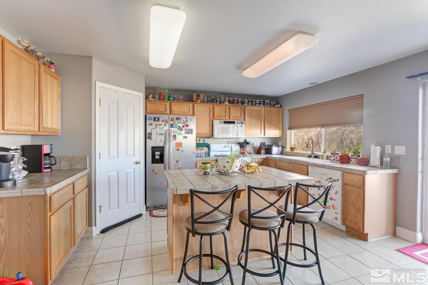 437 Rio Vista Drive Fallon, NV 89406 - Photo 6 of 24 a kitchen with a table and chairs in it