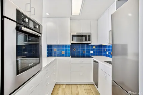 a view of entryway with a balcony