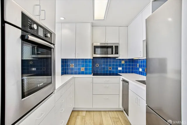 a view of entryway with a balcony