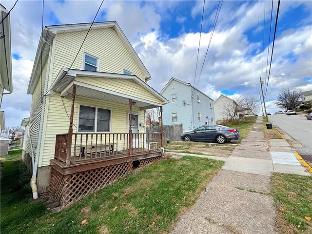 a view of a back yard of the house